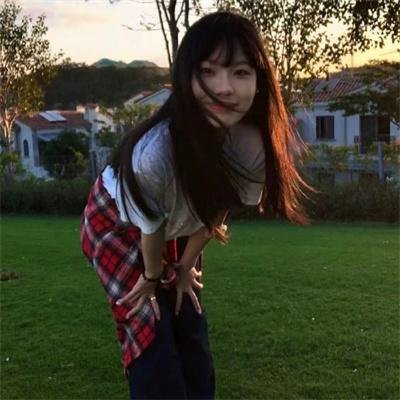 随盲柳入眠的女人